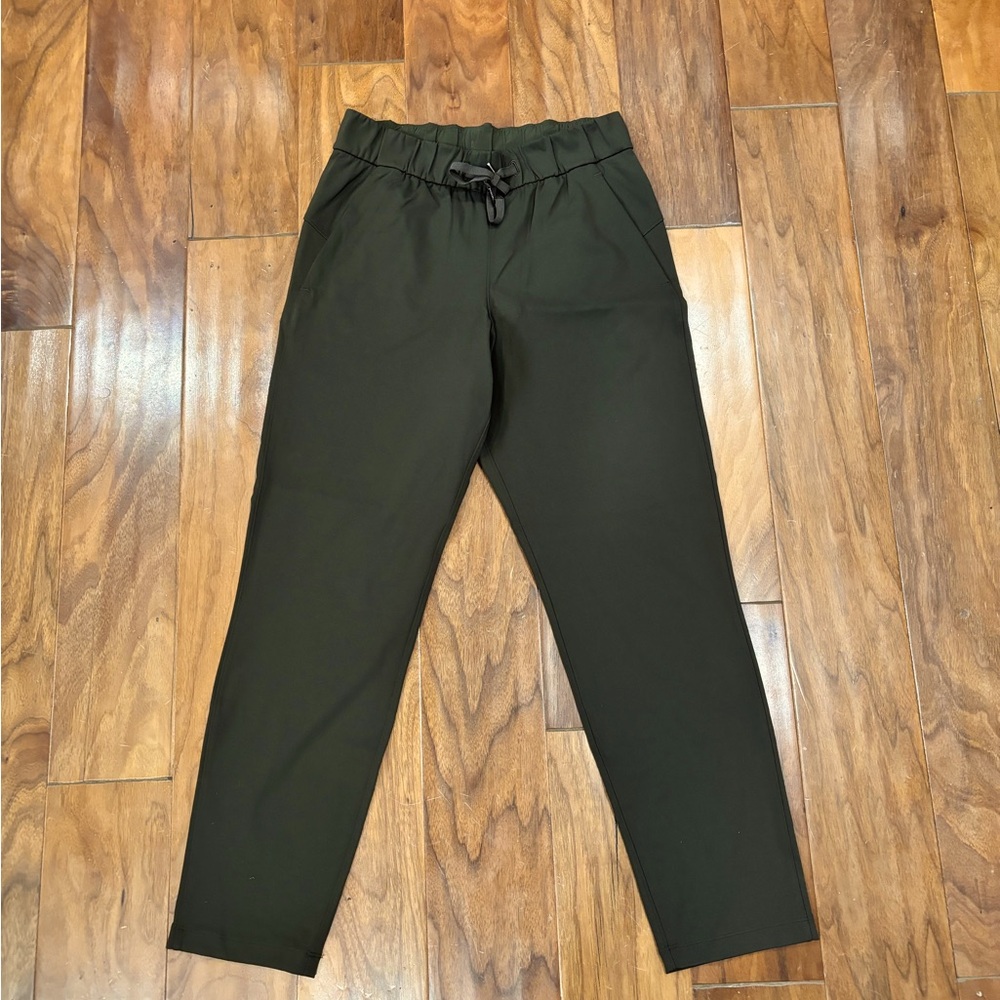 Lululemon Women Athletica Pants w/ drawstring
Size 4